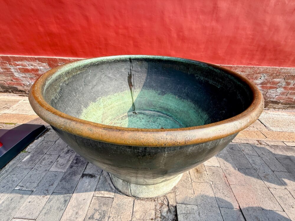 故宮に点在する防火用の青銅製水がめ『銅缸』。大きく円形で、長い歳月を感じさせる緑青が浮かぶ