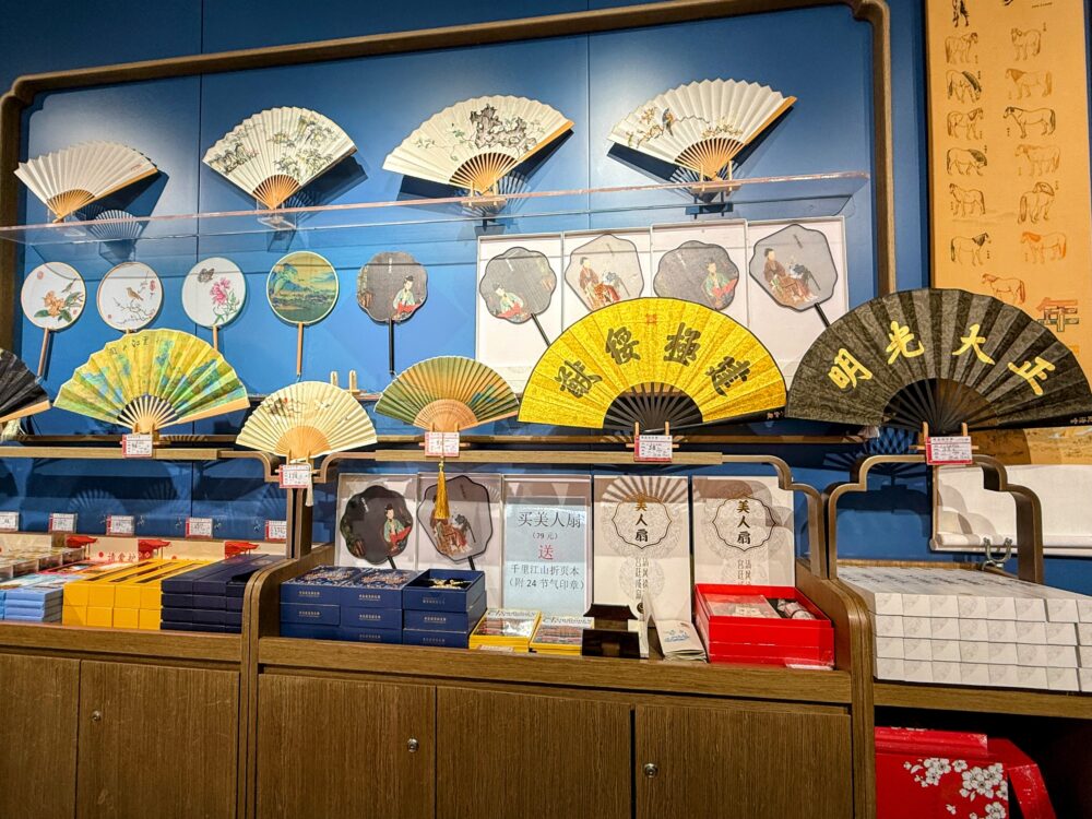 故宮文創ショップの扇子コーナー。装飾扇や団扇が美しく並び、観光客に人気の土産品が展示されている