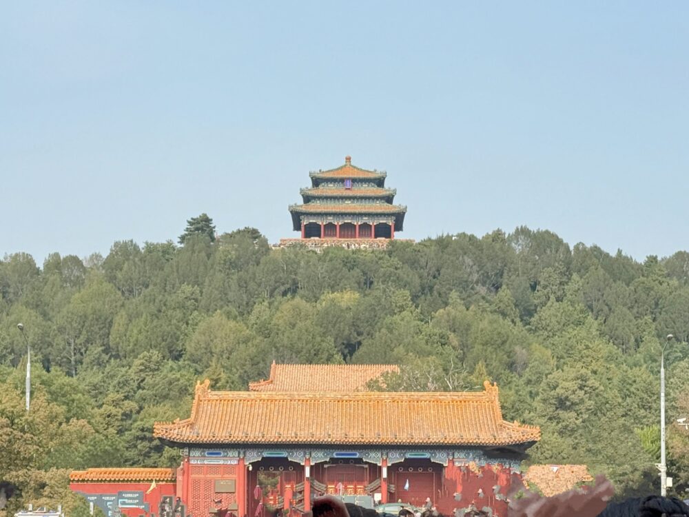 故宮の出口付近から見える景山公園の万春亭。