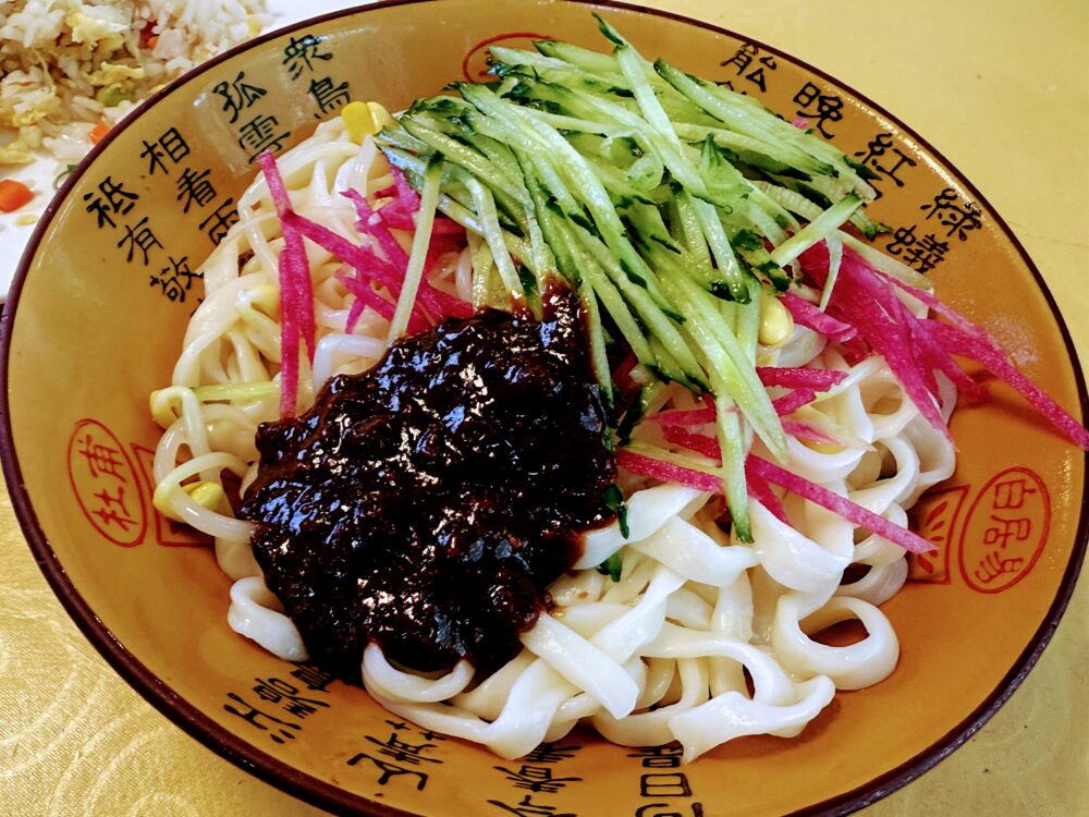 ローカル店のジャージャー麺