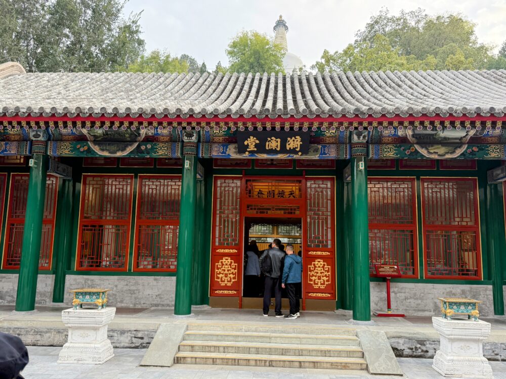 緑の柱と赤い扉、細かな装飾が施された琼華島内の建物「涵澜堂」の正面外観。