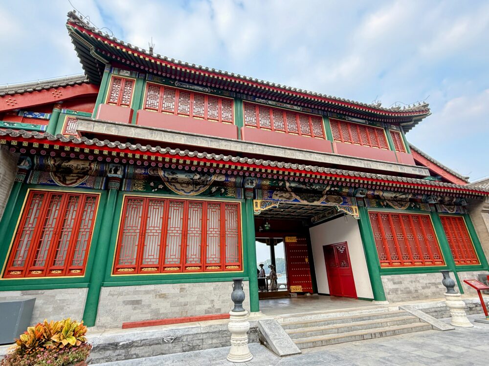 琼華島の建物「涵澜堂」を斜めから撮影した広角写真。赤い窓と重層的な屋根が特徴。