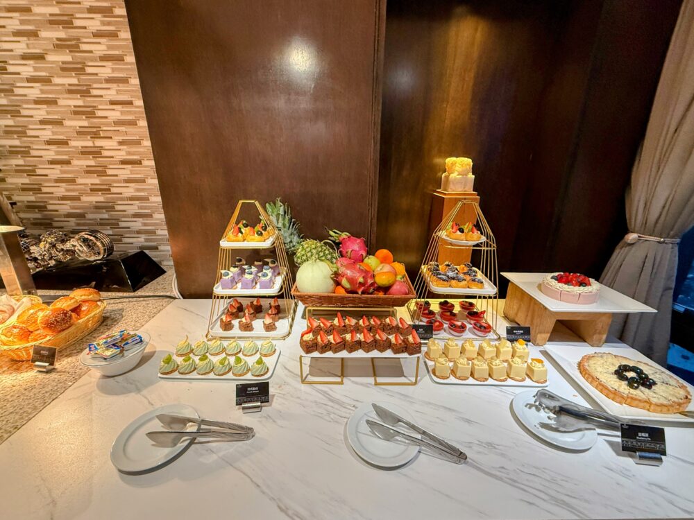 ブルーベリーパイやムースケーキなど色鮮やかなスイーツ