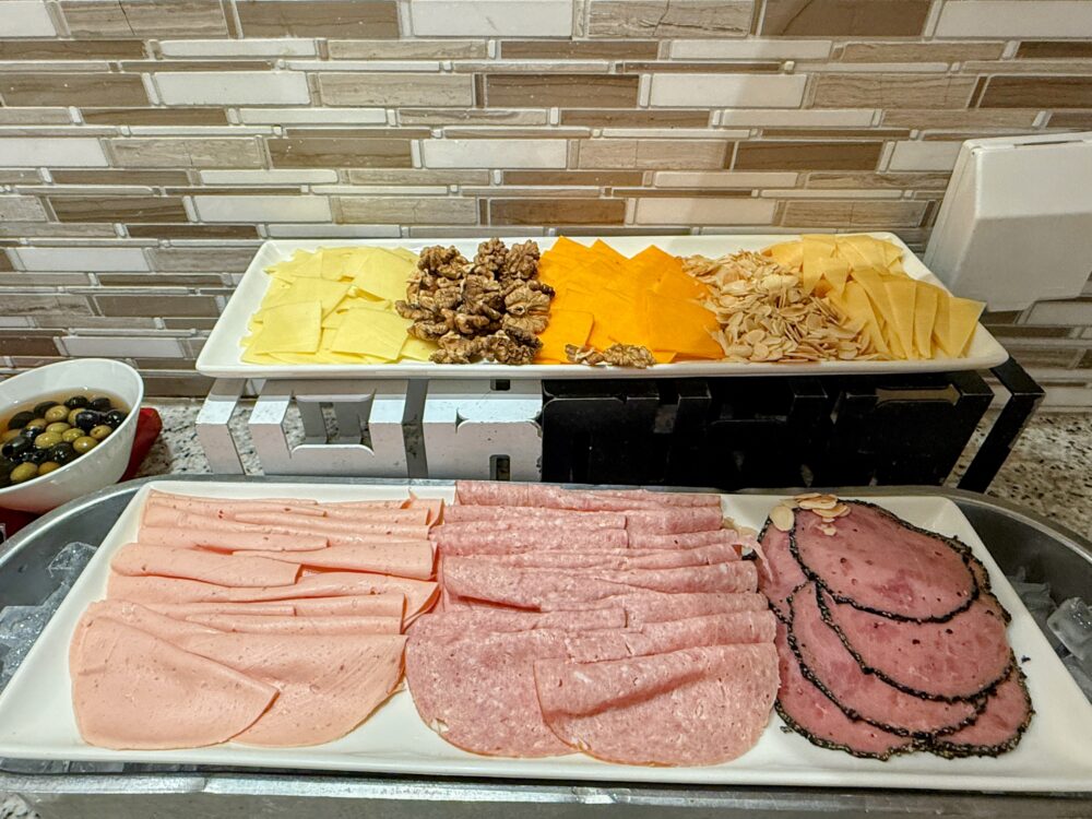 ハム＆チーズ：ハムやチーズ、ナッツ、オリーブを並べた冷菜プレート