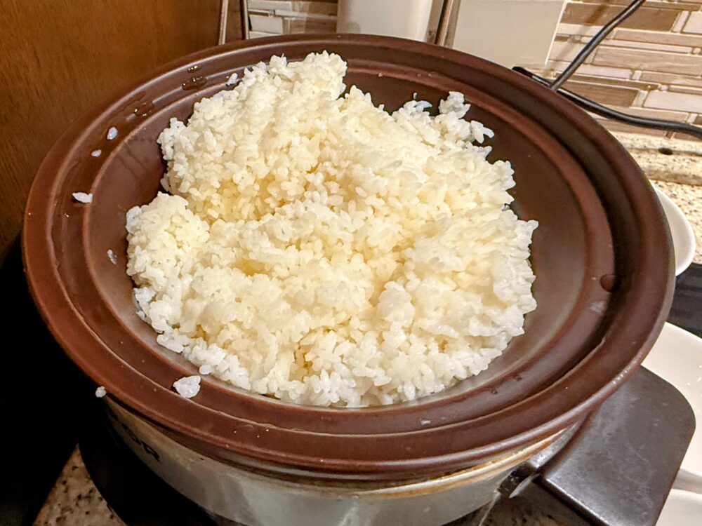 白ご飯：土鍋でふっくら炊き上げられた白米