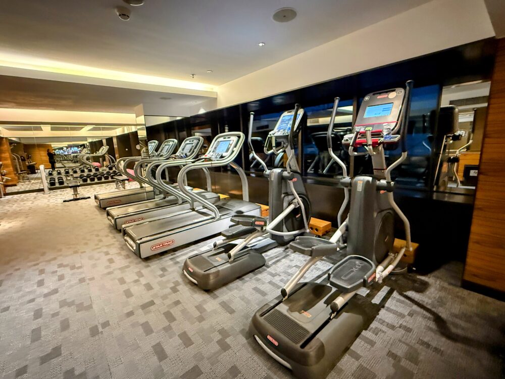 トレッドミルとエリプティカルが並ぶフィットネスセンター全景