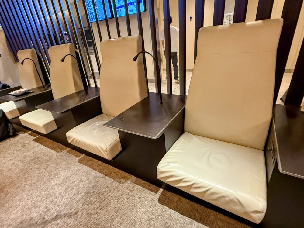 ANAスイートラウンジの一人用シート。各席に読書灯とサイドテーブルが備えられ、プライベート感のある設計。