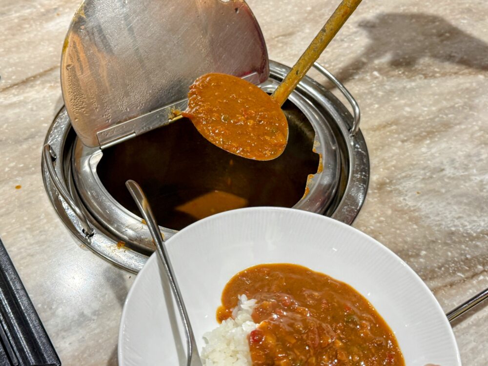 羽田空港ANAスイートラウンジで提供されるANAオリジナル野菜カレー。具沢山のカレーを自分でよそって楽しめるセルフスタイル。