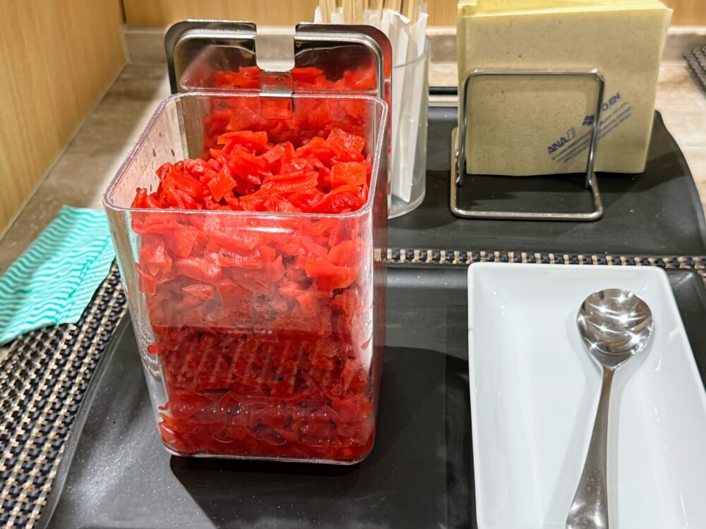 ANAスイートラウンジのカレーコーナーに設置された福神漬け。カレーの付け合わせとして自由にトッピングできる。