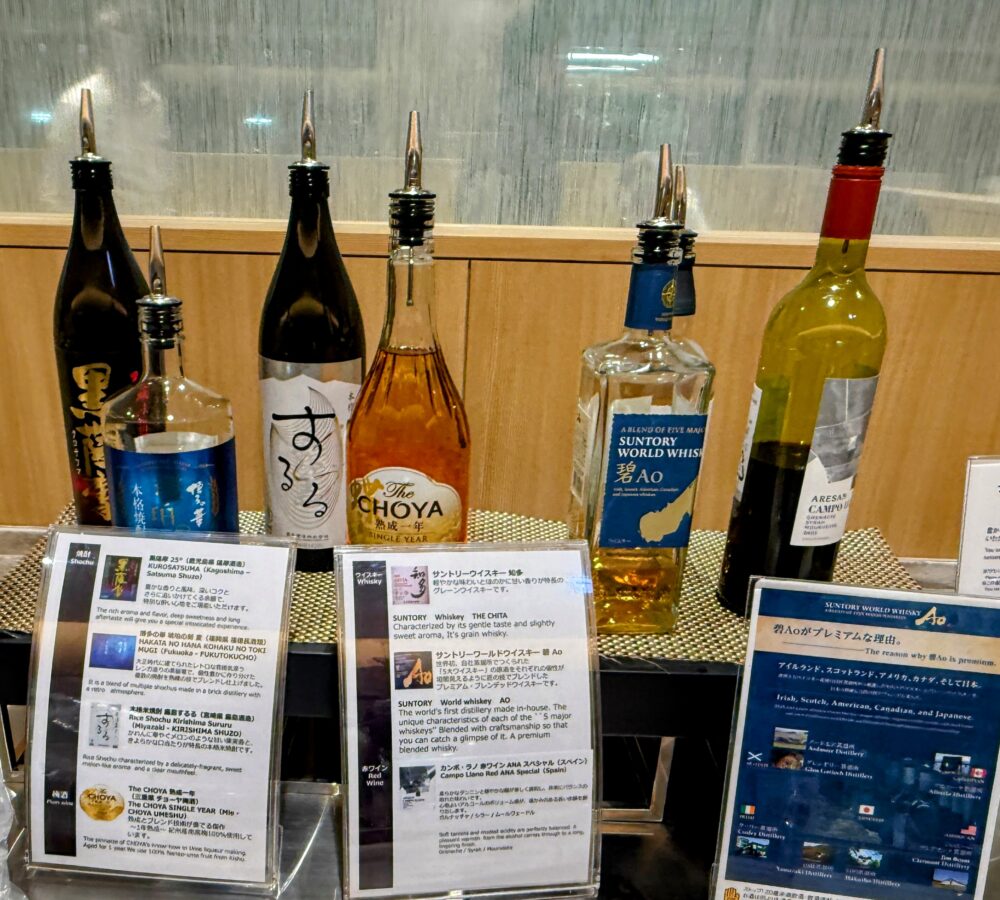 日本酒やウイスキー、梅酒などのボトルが並ぶバーカウンター