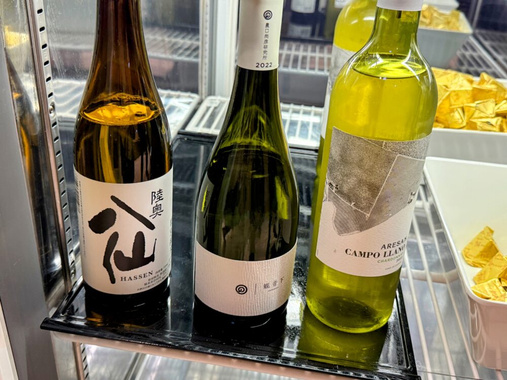 冷蔵ケースに並ぶ日本酒と白ワインのセレクション