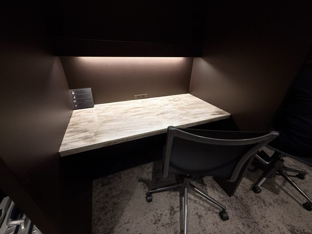 ラウンジ内のワークデスク席。照明付きのカウンタータイプで、パソコン作業や資料確認に最適。