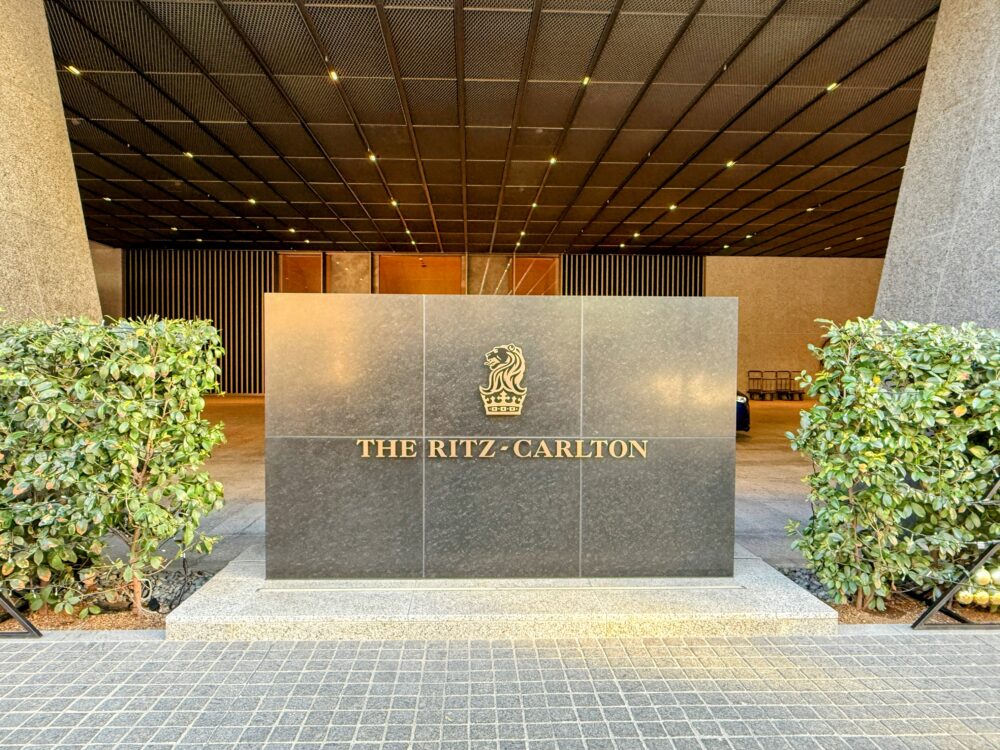 リッツ・カールトン福岡の1階エントランスにある、黒い石材に金色のロゴと「THE RITZ-CARLTON」の文字が刻まれた看板。