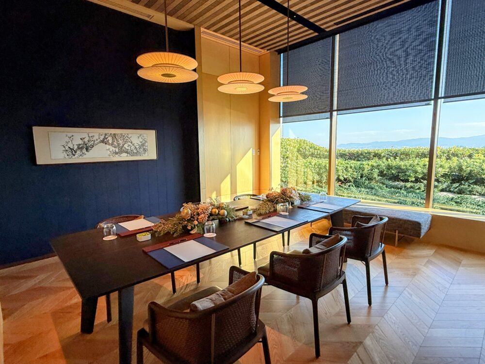 個室のような落ち着いた雰囲気のミーティングスペース兼ダイニング