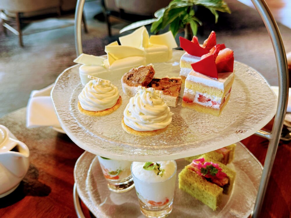 アフタヌーンティー三段スタンド、九州産素材のセイボリーと白基調スイーツ、14:30–16:30提供