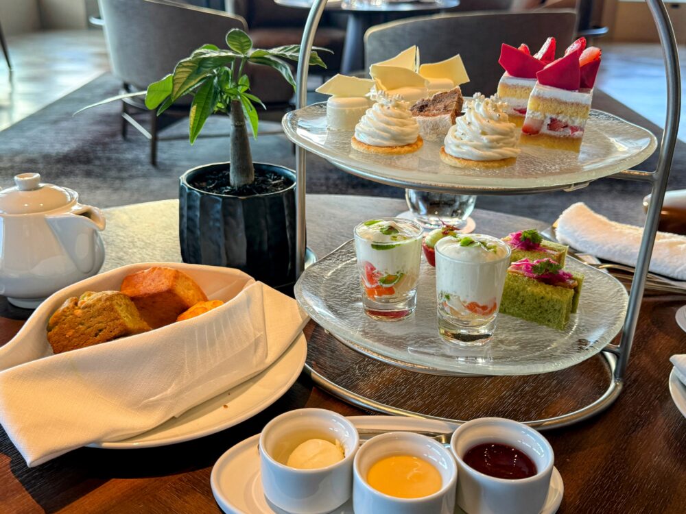 テーブルにセットされたアフタヌーンティーセットとお茶