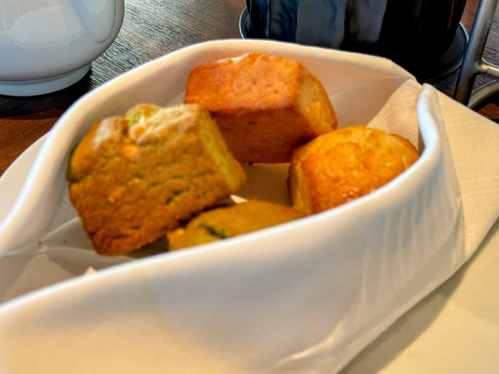 バスケットに入った温かいスコーン（プレーン・ピスタチオ）