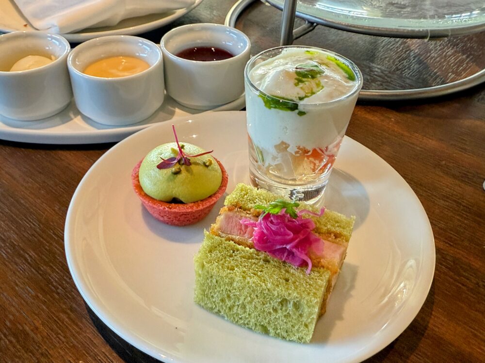 アフタヌーンティーのセイボリープレート（カツサンド、キッシュ、パルフェ）