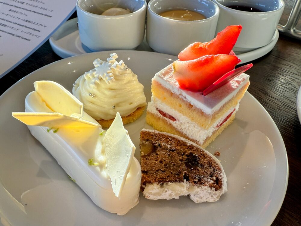 アフタヌーンティーのスイーツプレート（ショートケーキ、モンブランなど）