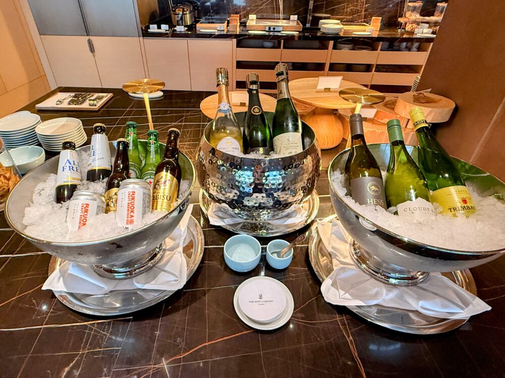 氷で冷やされたシャンパン、白ワイン、福岡クラフトビールなどが並ぶドリンクステーション