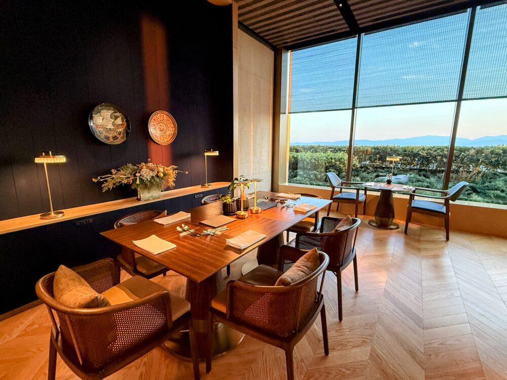 夕暮れ時のクラブラウンジ、博多湾の景色