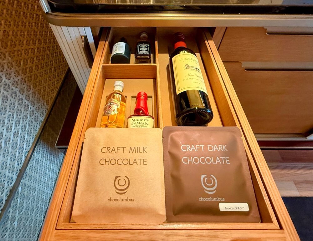 引き出し内の有料スナック（クラフトチョコレート）とウイスキーなどのミニボトル