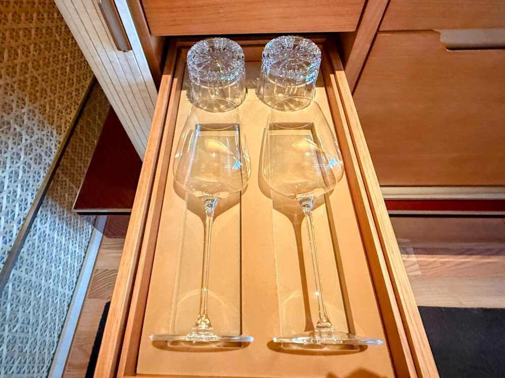 引き出しに収納された、透明度の高いペアワイングラス