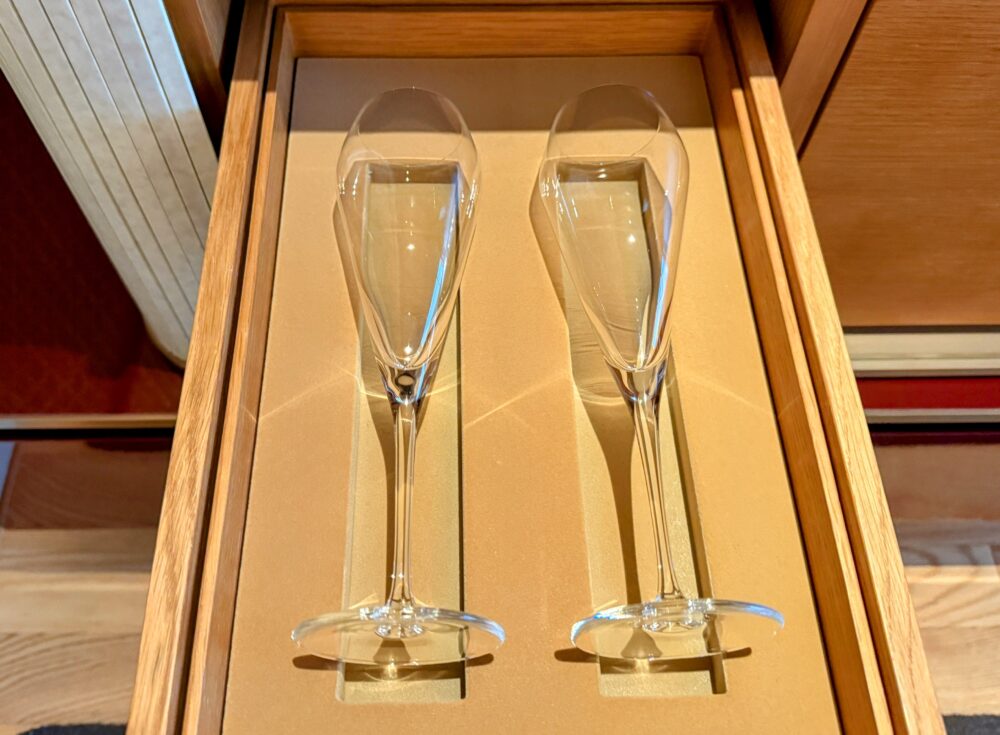 引き出しに収納された、繊細なフォルムのペアシャンパングラス