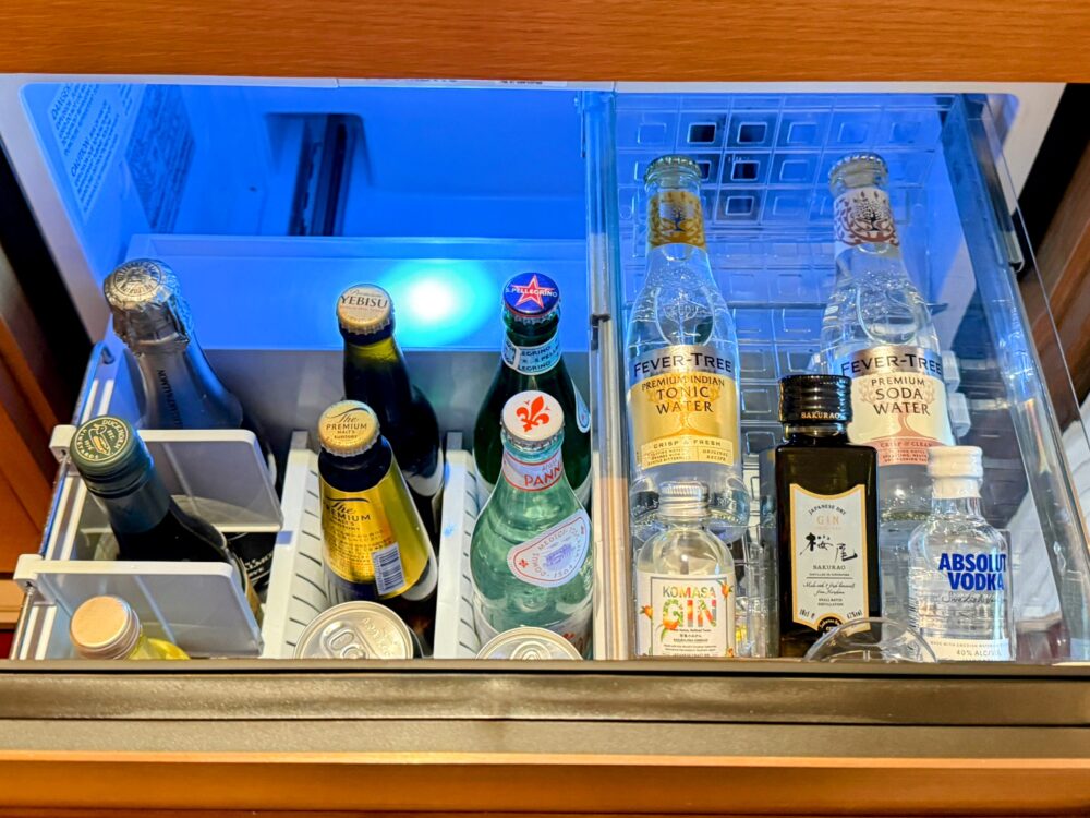 冷蔵庫の中身。ビール、シャンパン、ソフトドリンクなどが隙間なく並んでいる