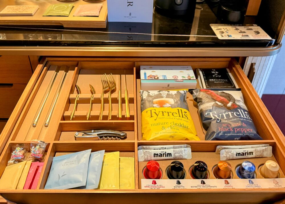 引き出しの中に整理された無料のネスプレッソカプセル、紅茶、砂糖、カトラリーセット