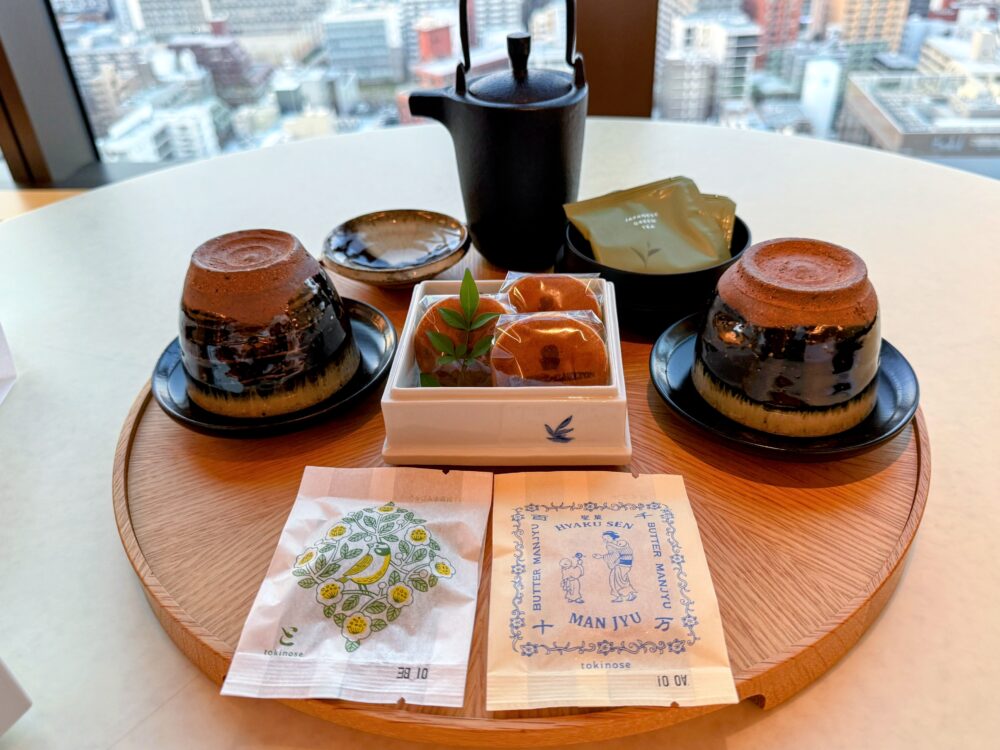 ウェルカムスイーツのどら焼きと饅頭。急須と湯呑みがセットになった和のティータイムセット。