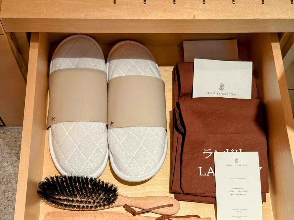 クローゼットの引き出しに入った、ふかふかの厚手スリッパと、シューシャイン（靴磨き）サービスセット、洋服ブラシ