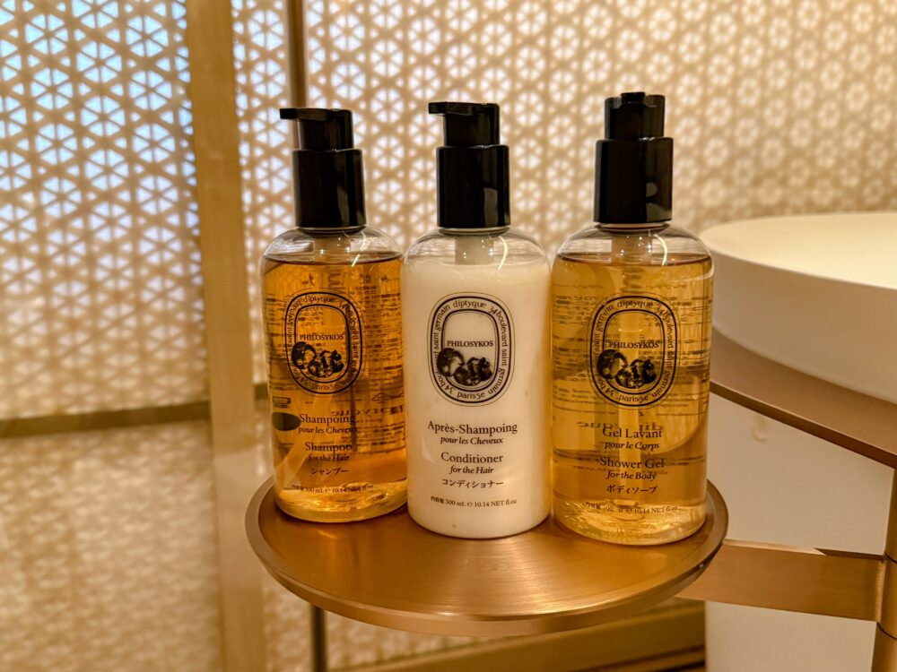 Diptyque（ディプティック）のシャンプー、コンディショナー、シャワージェルのボトル、「フィロシコス」の香りのシリーズ。