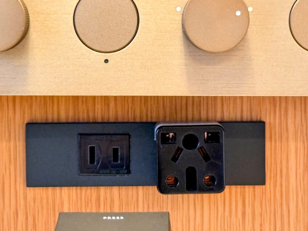 ベッドサイドのコンセント。海外用のプラグも準備されている。