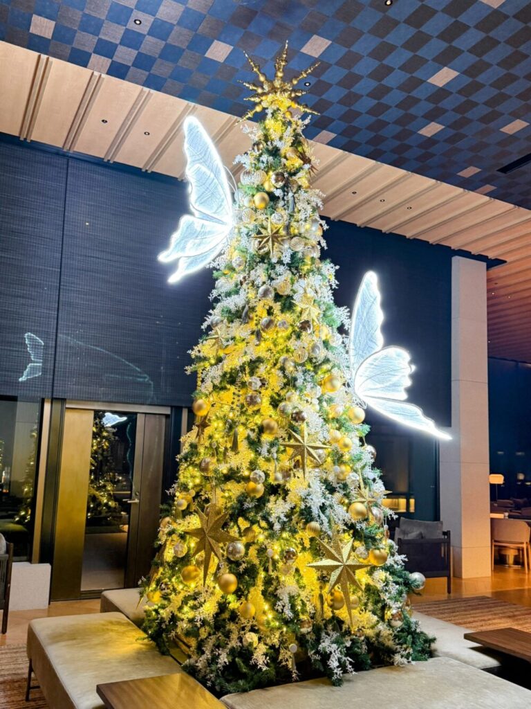 リッツ・カールトン福岡のロビーに飾られた、光る蝶の羽のオーナメントが特徴的なクリスマスツリー