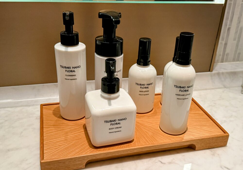 更衣室に用意された「TSUBAKI NANO FLORAL」のクレンジングや化粧水ボトル