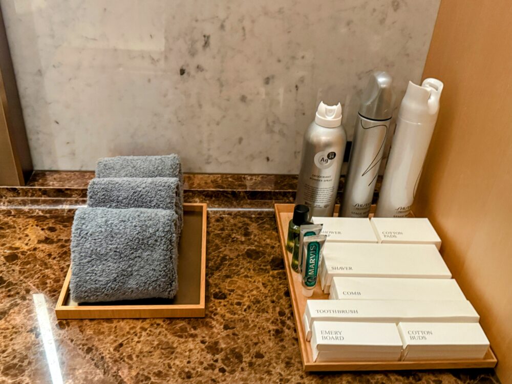 スキンケア用品やMARVISの歯磨き粉などが並ぶアメニティトレイ