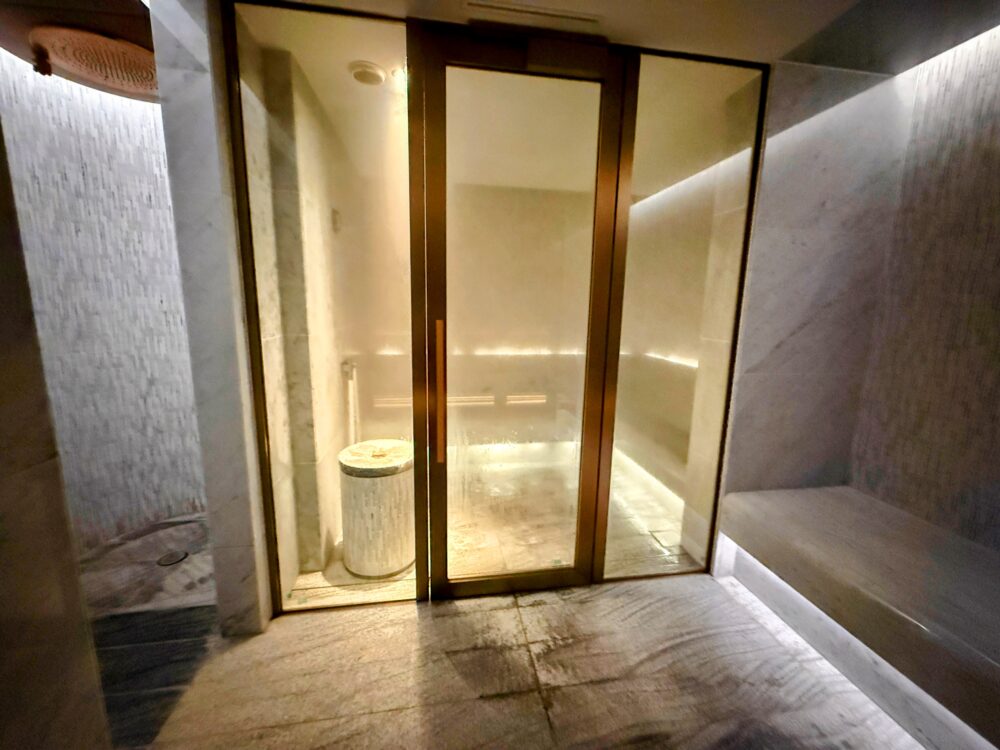 ガラス張りでモダンなデザインのミストサウナ室