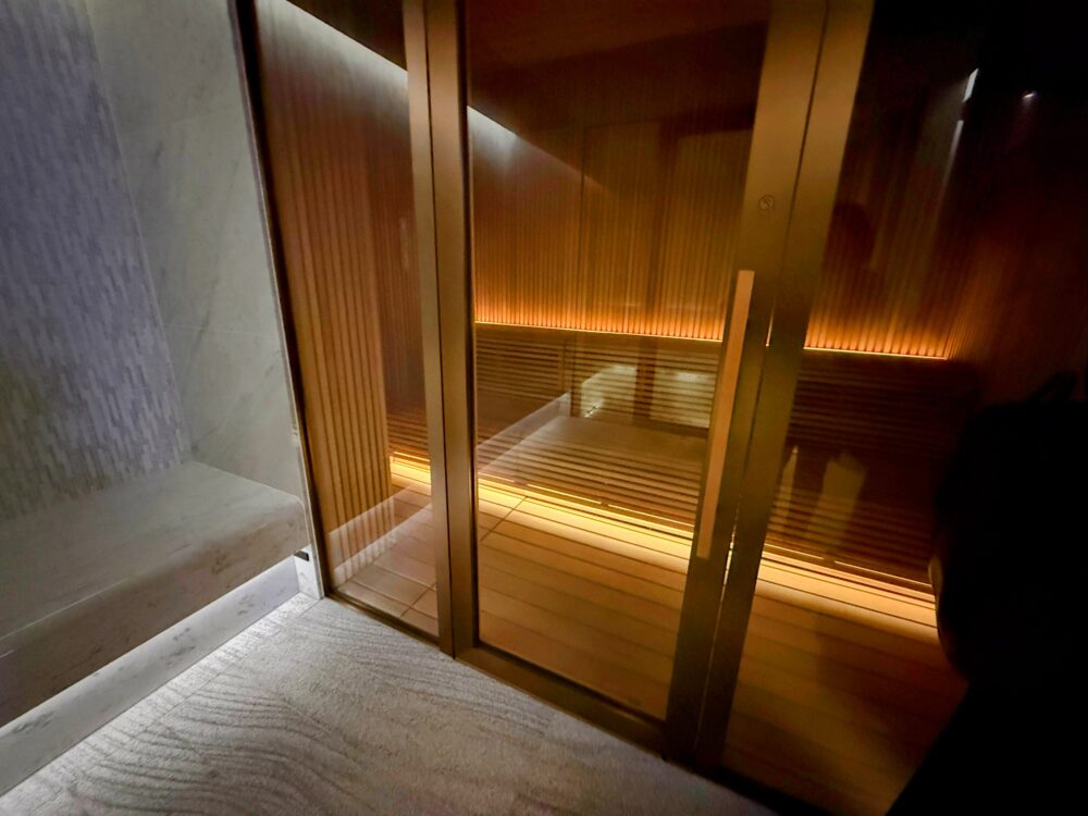 間接照明が落ち着く、木製の清潔なドライサウナ室