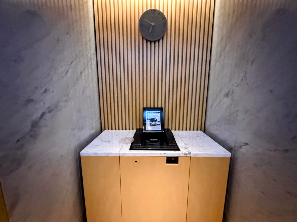 更衣室内に設置された、水着専用の脱水機