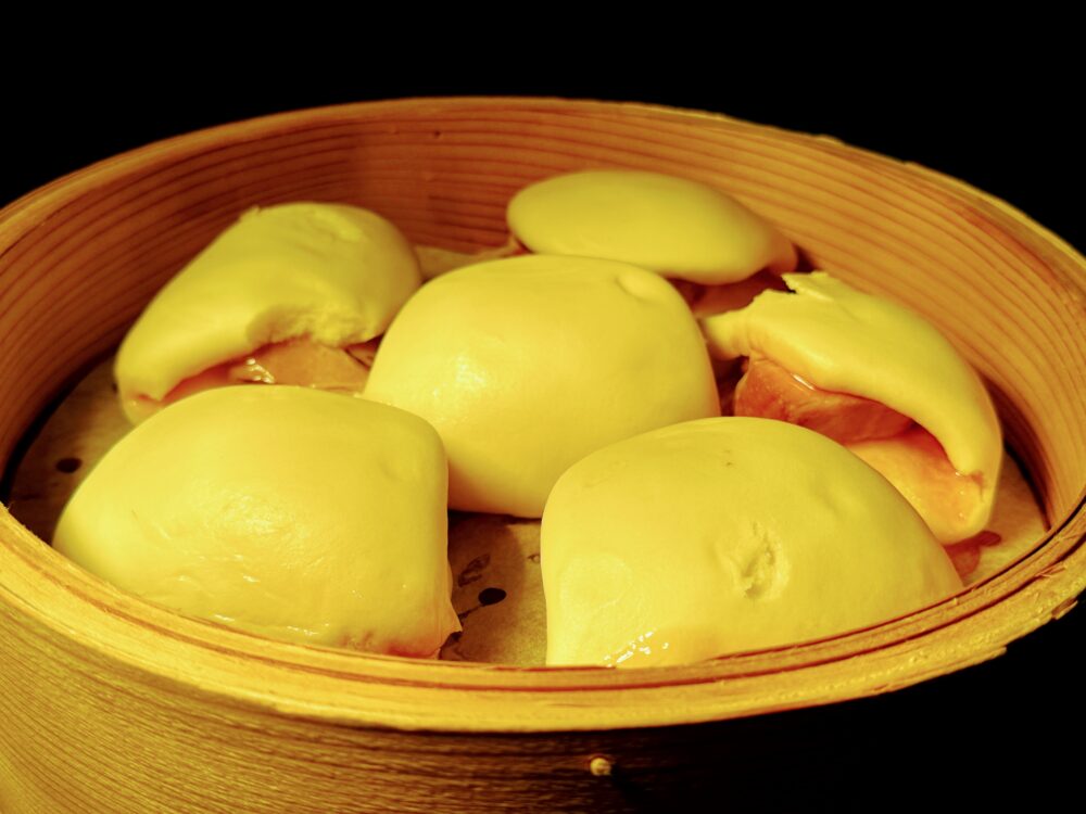 蒸籠に入った温かい角煮まん（パオ）