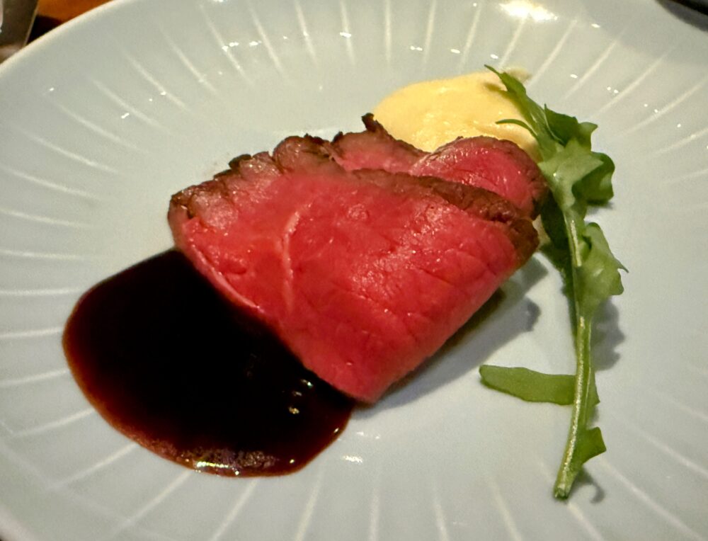 シークレットメニューのローストビーフ グレイビーソースとマッシュポテト