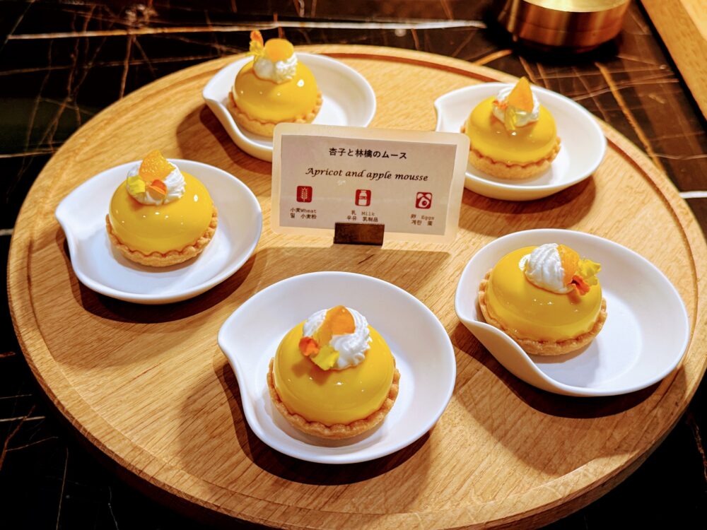 艶やかな黄色の杏子と林檎のムースタルト。