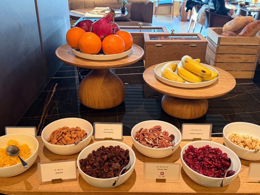 シリアル用のドライフルーツ（レーズン、クランベリー）とナッツ類
