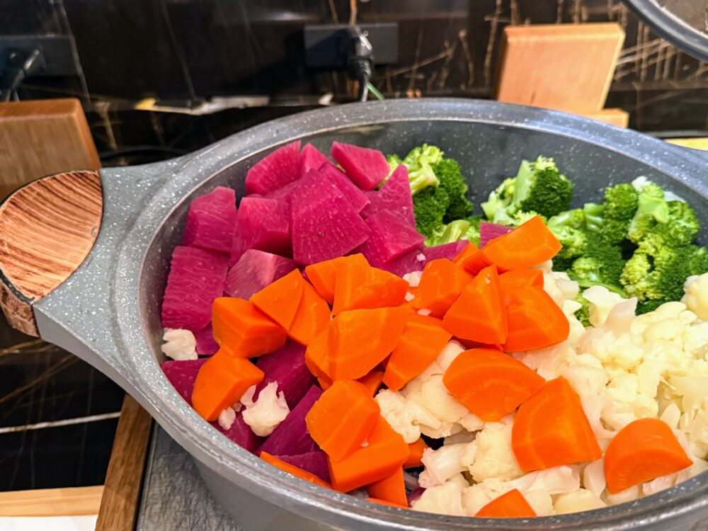 色鮮やかな九州産野菜（紫大根、人参、ブロッコリーなど）のスチーム