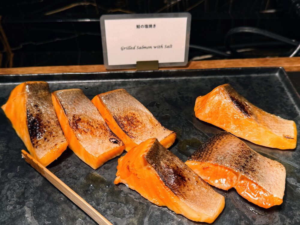 こんがりと焼かれた厚切りの鮭の塩焼き