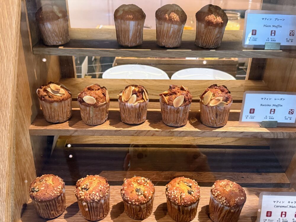 3種類のマフィン（プレーン、レーズン、キャラメルナッツ）
