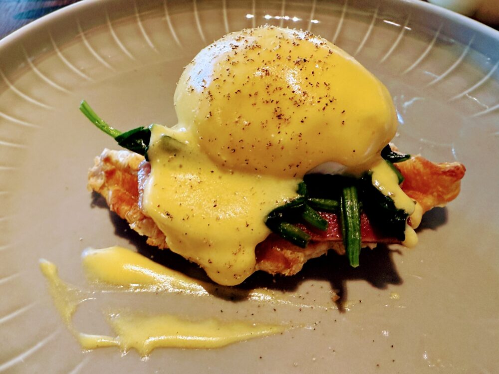 クロワッサン生地を使った特製エッグベネディクト