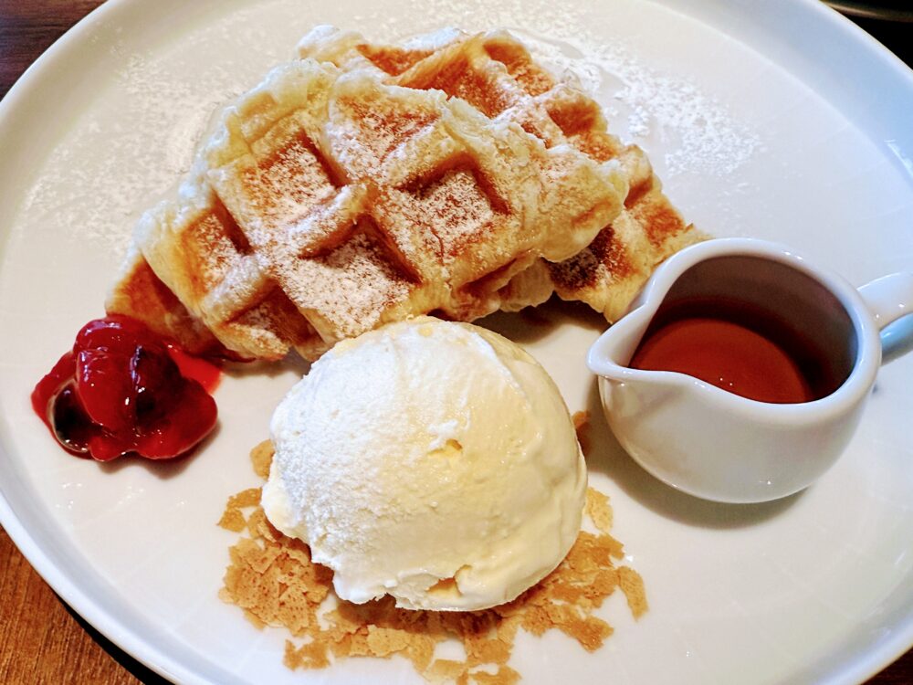 朝食デザートの「クロッフル」バニラアイスとベリーソース添え