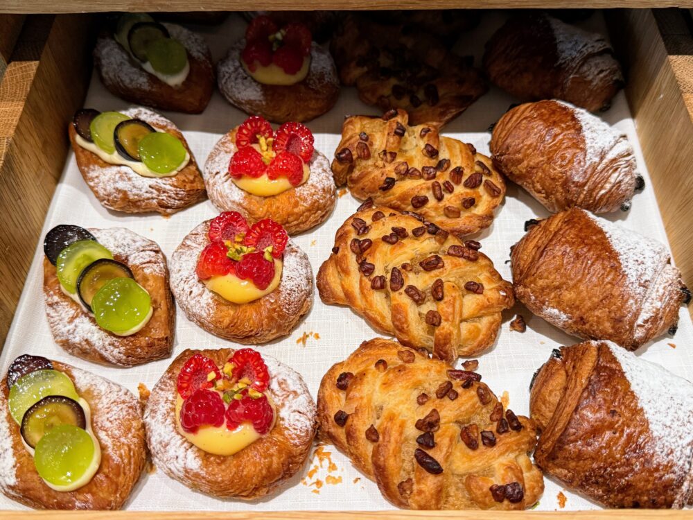 色鮮やかなフルーツデニッシュ（マスカット、ベリー）とピーカンナッツデニッシュ